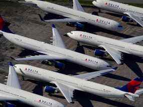 Des avions de passagers de Delta Air Lines sont stationnés en raison de réductions de vols effectuées pour ralentir la propagation du coronavirus à l'aéroport international de Birmingham-Shuttlesworth à Birmingham, Alabama, le 25 mars 2020.