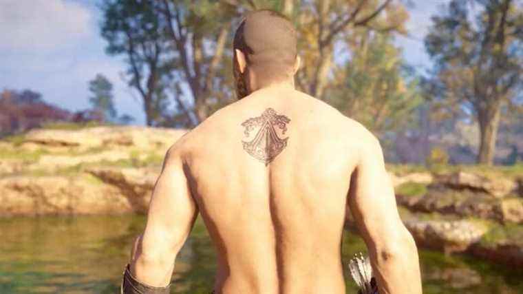 Valhalla se fait tatouer par le meilleur Assassin's Creed
