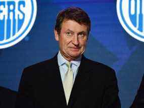 Wayne Gretzky sur scène alors que Philip Broberg est sélectionné comme le huitième choix au total des Oilers d'Edmonton au premier tour du repêchage de la LNH 2019 au Rogers Arena.