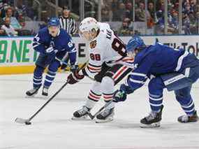 Le défenseur des Maple Leafs Justin Holl se déplace pour tenter de ralentir Patrick Kane des Blackhawks lors de la victoire de %-4 de samedi pour Toronto.