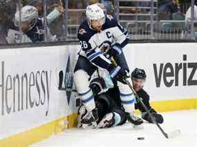 Mark Giordano (5) du Seattle Kraken essaie de jouer la rondelle alors que Blake Wheeler (26) des Jets de Winnipeg semble passer au cours de la première période au Climate Pledge Arena le 9 décembre 2021 à Seattle.