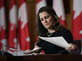 La vice-première ministre et ministre des Finances Chrystia Freeland lors d'une conférence de presse conjointe à Ottawa le 13 décembre 2021.