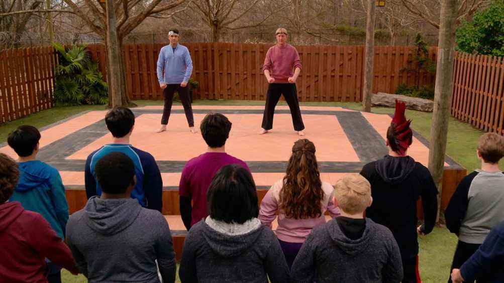 Ralph Macchio comme Daniel LaRusso, William Zabka comme Johnny Lawrence dans Cobra Kai