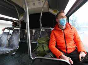 Scott White prend le bus Calgary Transit 300 de Chinatown à l'aéroport international de Calgary le mercredi 22 décembre 2021.