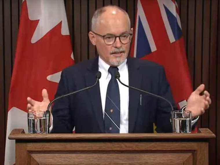 Les responsables de la santé de l’Ontario réviseront les règles d’isolement pour les personnes atteintes de COVID-19 après les nouvelles directives du CDC