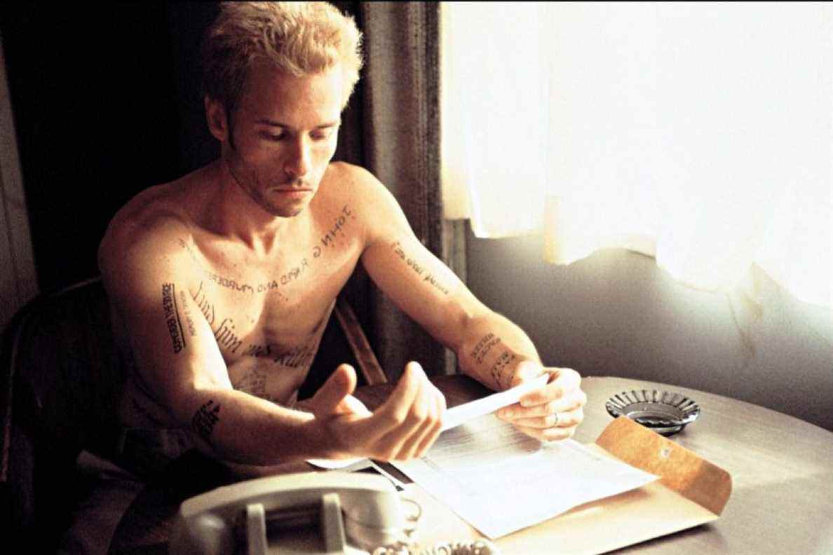 Guy Pearce dans le rôle de Leonard Shelby dans Memento.