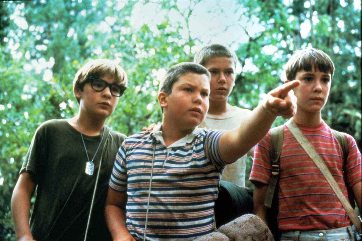 Wil Wheaton, River Phoenix, Corey Feldman et Jerry O'Connell dans Stand By Me.