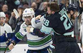 L'ailier gauche des Canucks de Vancouver Tanner Pearson (70) et le défenseur du Kraken de Seattle Carson Soucy (28) se battent au cours de la première période au Climate Pledge Arena.