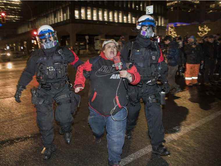 Un arrêté, 57 condamnés à une amende lors d’une manifestation contre le couvre-feu au centre-ville de Montréal