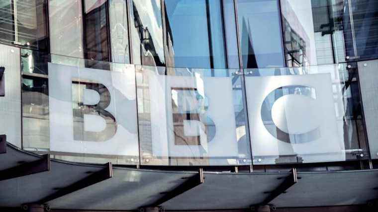 La BBC célèbre 100 ans de diffusion avec le buste de la reine Vic et le marcheur du capitaine Tom