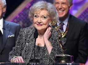 L'actrice Betty White accepte le Daytime Emmy Lifetime Achievement Award sur scène lors de la 42e cérémonie annuelle des Daytime Emmy Awards aux studios Warner Bros. le 26 avril 2015 à Burbank, en Californie.