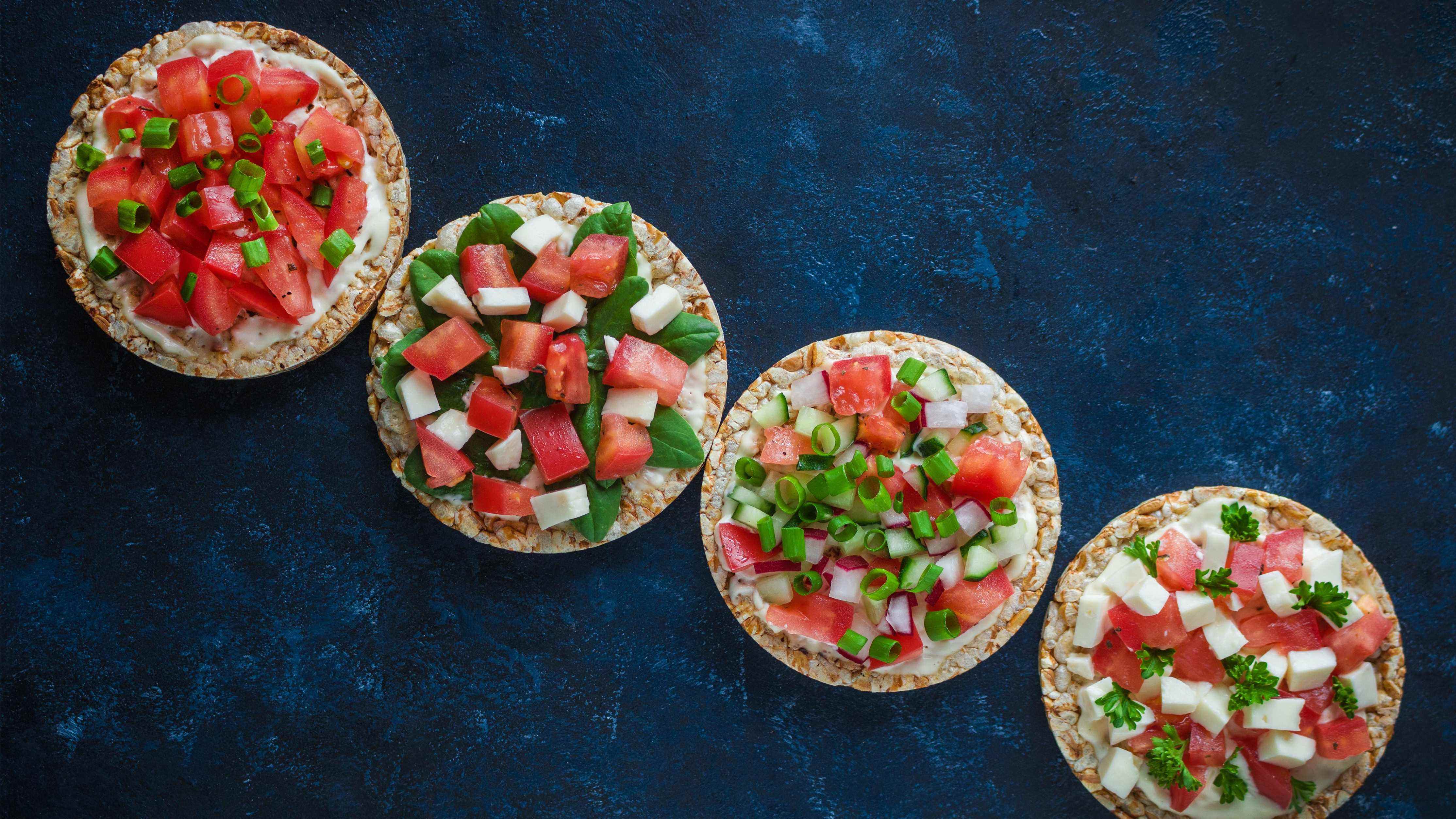 une photo de quelques galettes de riz garnies