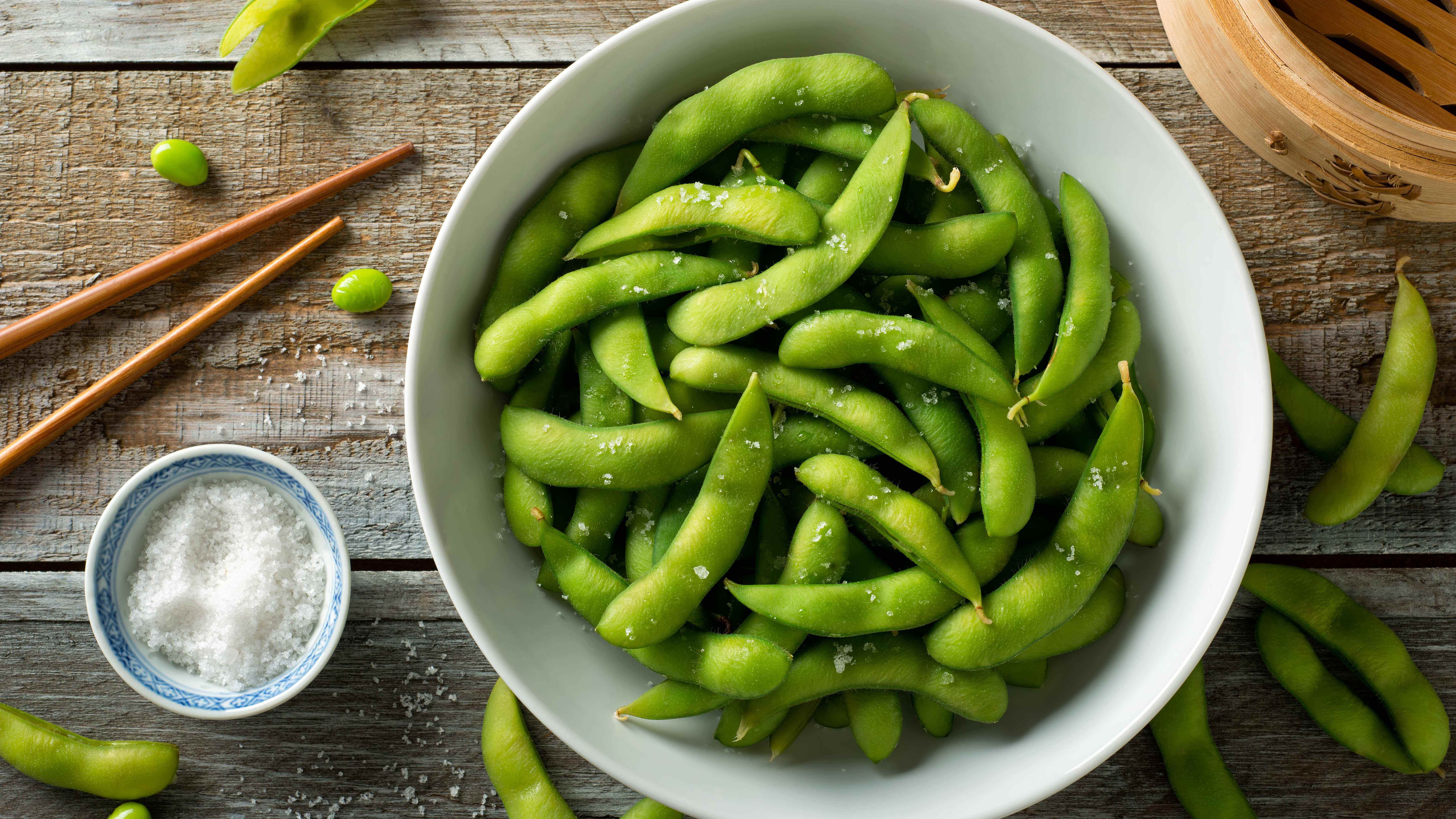 une photo de quelques haricots edamame, une collation saine