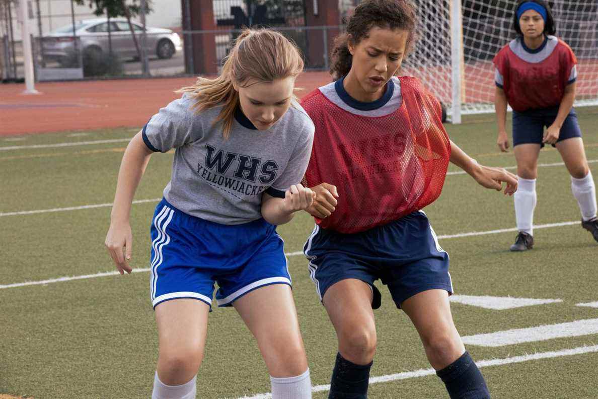 Allie (Pearl Amanda Dickson) et Taissa (Jasmin Savoy Brown) jouant au football dans Yellowjackets