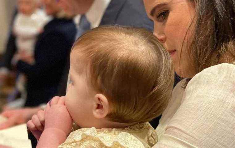 La princesse Eugénie publie une photo inédite du baptême d’un bébé, dans laquelle il semble porter une robe royale traditionnelle