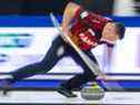 Ben Hebert balaie son propre rocher lors de la compétition de double mixte à la Coupe continentale au Western Fair Sports Centre de London, en Ontario, le 11 janvier 2020.