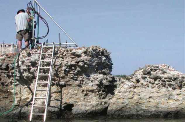 Jetée de Portus Cosanus, Orbetello, Italie.  Une étude de 2017 a révélé que la formation de cristaux dans le béton utilisé pour construire les digues aidait à empêcher la formation de fissures.