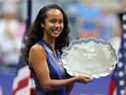 Leylah Annie Fernandez de Laval célèbre avec le trophée de finaliste après avoir été battue par la Britannique Emma Raducanu à l'US Open à Flushing NY, le 11 septembre 2021. 