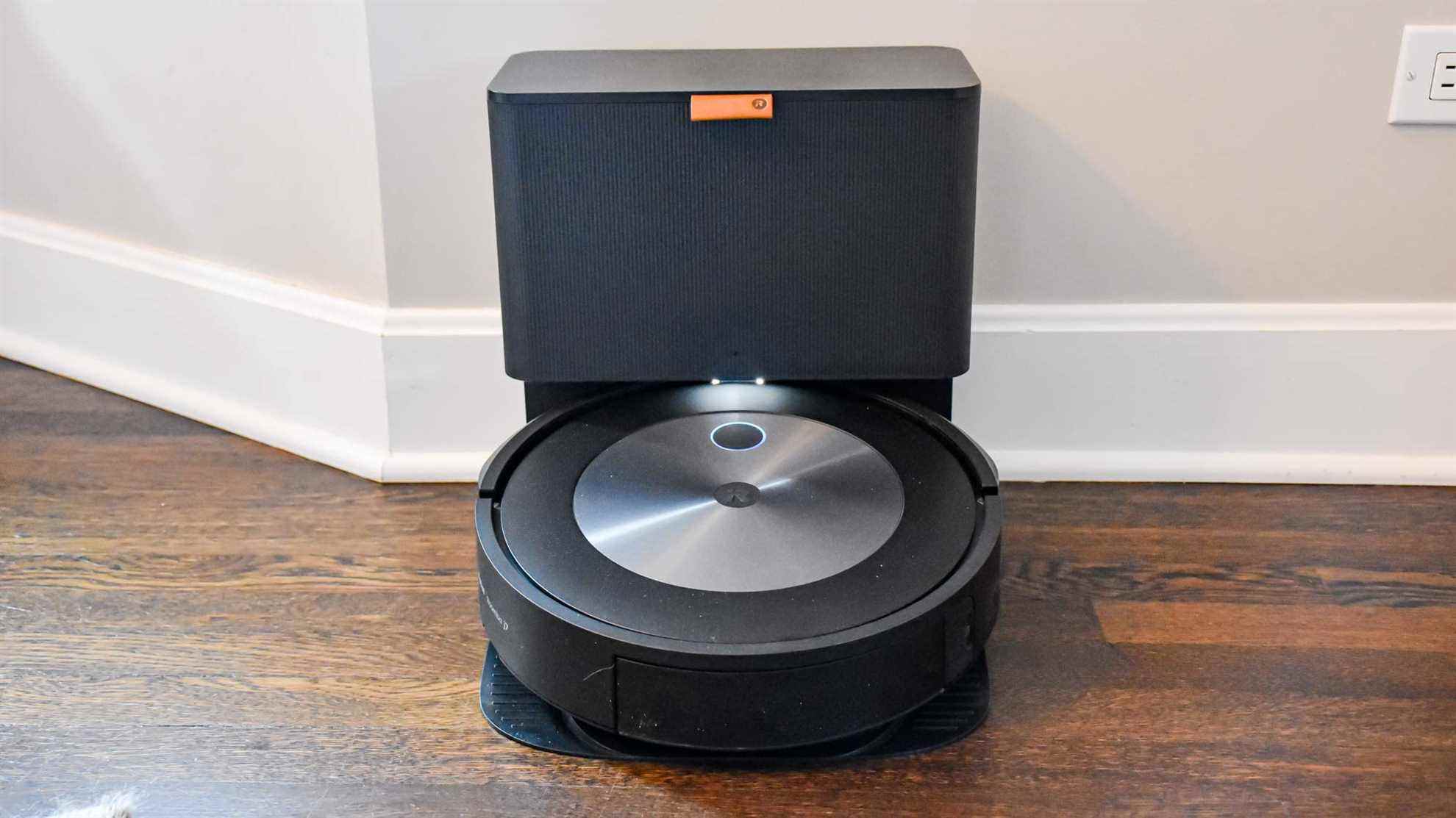 iRobot Roomba j7+ connecté à la base de charge