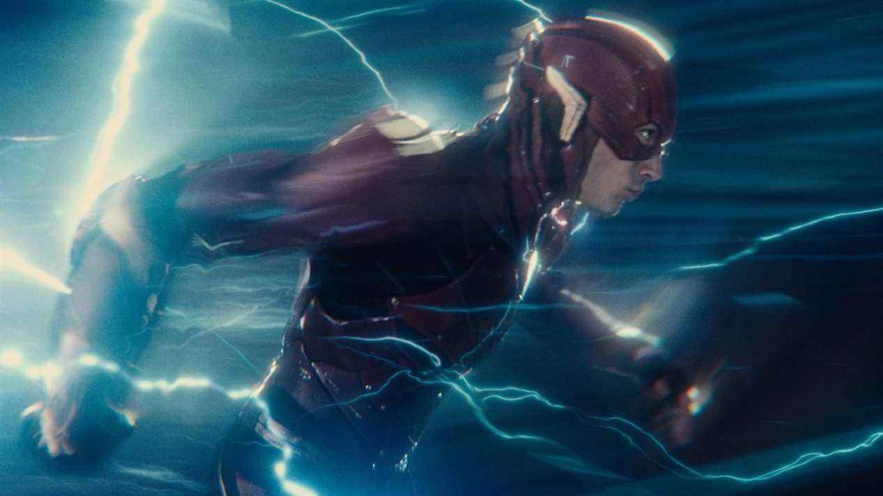 Ezra Miller démystifie la rumeur selon laquelle le flash effacera SnyderVerse de Canon
