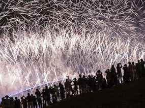 Des feux d'artifice illuminent le ciel au-dessus du port de Sydney alors que l'horloge sonne minuit le 1er janvier 2022 à Sydney, en Australie.  Les célébrations du Nouvel An continuent d'être quelque peu différentes car certaines restrictions COVID-19 restent en place en raison de la pandémie de coronavirus en cours.