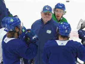 Bruce Boudreau, entraîneur-chef nouvellement nommé des Canucks de Vancouver, en action lors d'une séance d'entraînement au Rogers Arena de Vancouver, en Colombie-Britannique, le z décembre 2021.