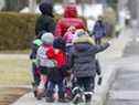 Des enfants d'une garderie de Laval marchent dans une rue le 3 décembre 2020.