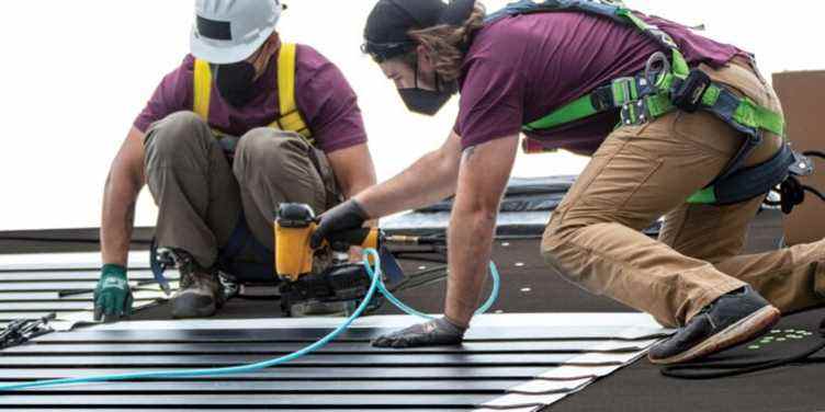 Le nouveau toit solaire émule les bardeaux d’asphalte, jusqu’aux clous