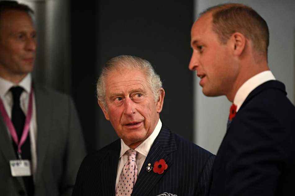 GLASGOW, ÉCOSSE - 01 NOVEMBRE : le prince Charles, prince de Galles (C) réagit alors qu'il parle avec le prince William, duc de Cambridge (R) lors d'une réception pour les membres clés de la Sustainable Markets Initiative et les gagnants et finalistes du premier Earthshot Prize Awards à la distillerie Clydeside, en marge du sommet COP26 le 1er novembre 2021 à Glasgow, Royaume-Uni.  2021 verra la 26e Conférence des Nations Unies sur les changements climatiques.  La conférence se déroulera du 31 octobre pendant deux semaines et se terminera le 12 novembre.  Il devait avoir lieu en 2020 mais a été retardé en raison de la pandémie de Covid-19.  (Photo de Daniel Leal-Olivas - Piscine / Getty Images)