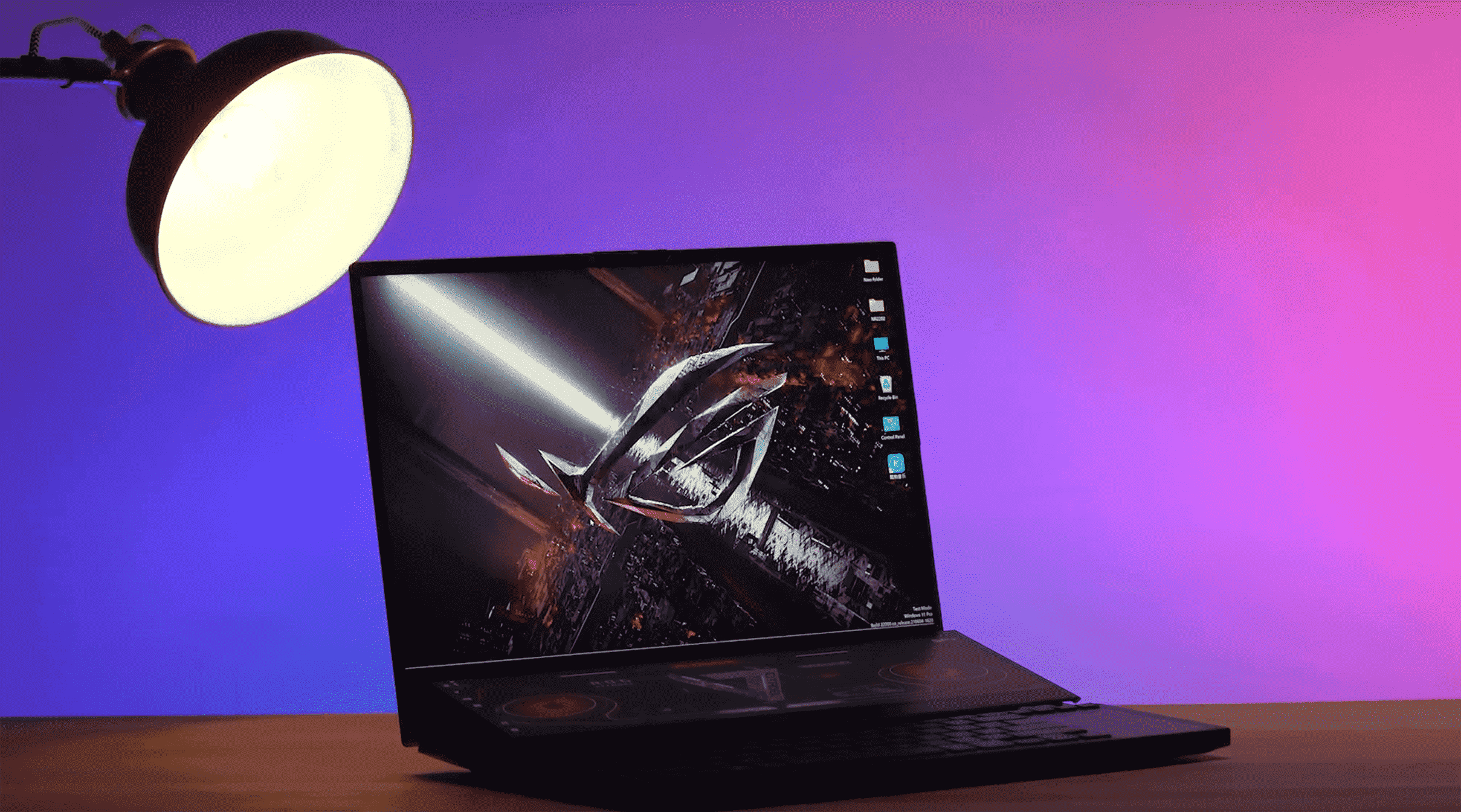 Asus ROG Zephyrus Duo 16 sous lampe