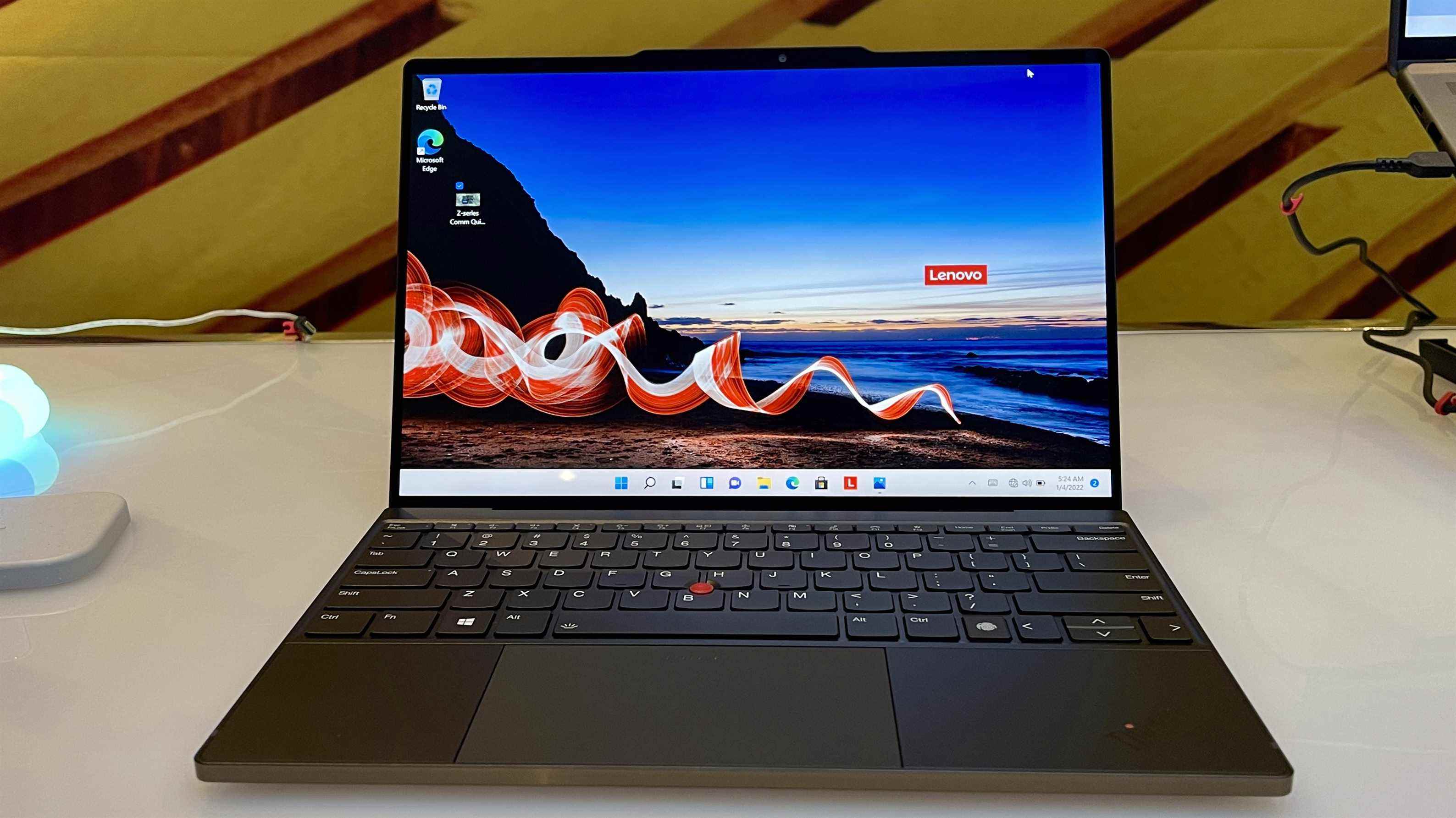 Lenovo ThinkPad Z13 sur une table