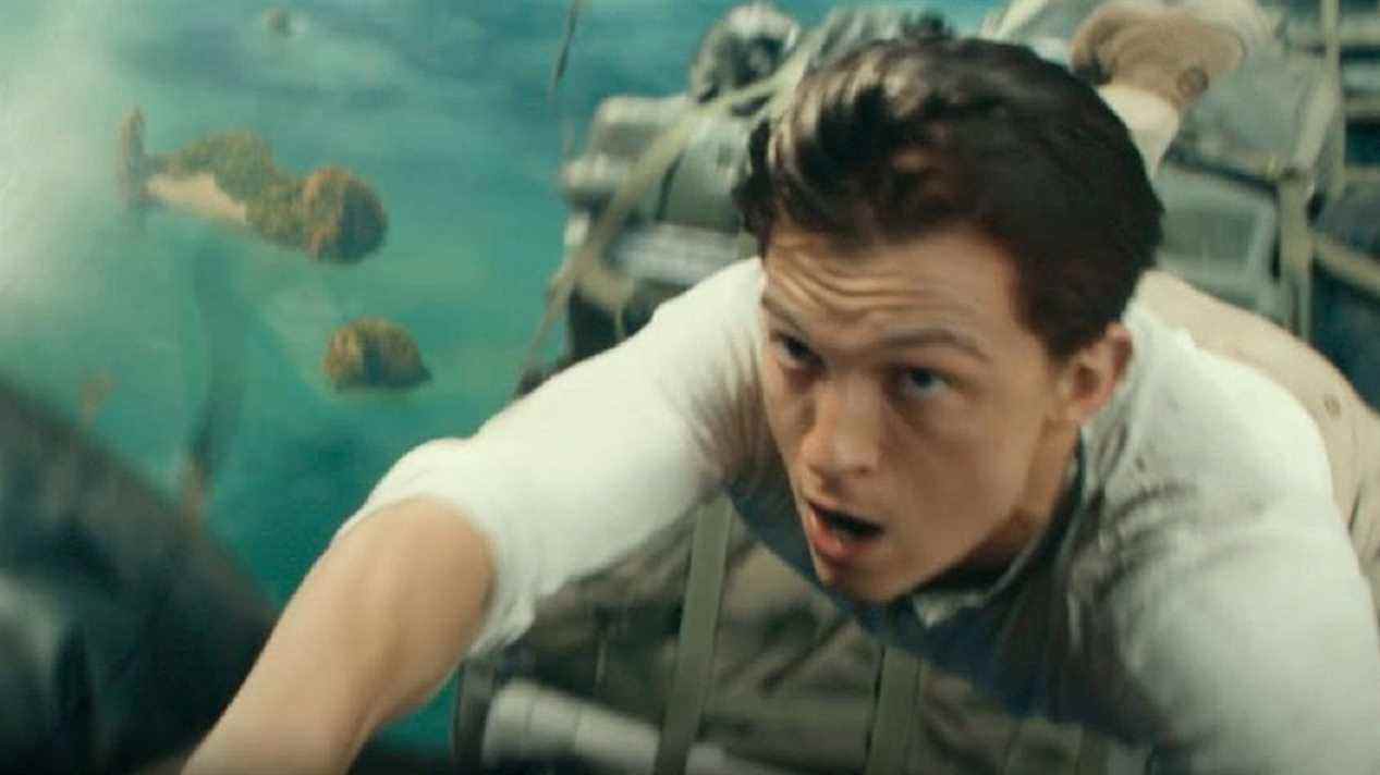 Un clip inexploré jette Tom Holland d'un avion
