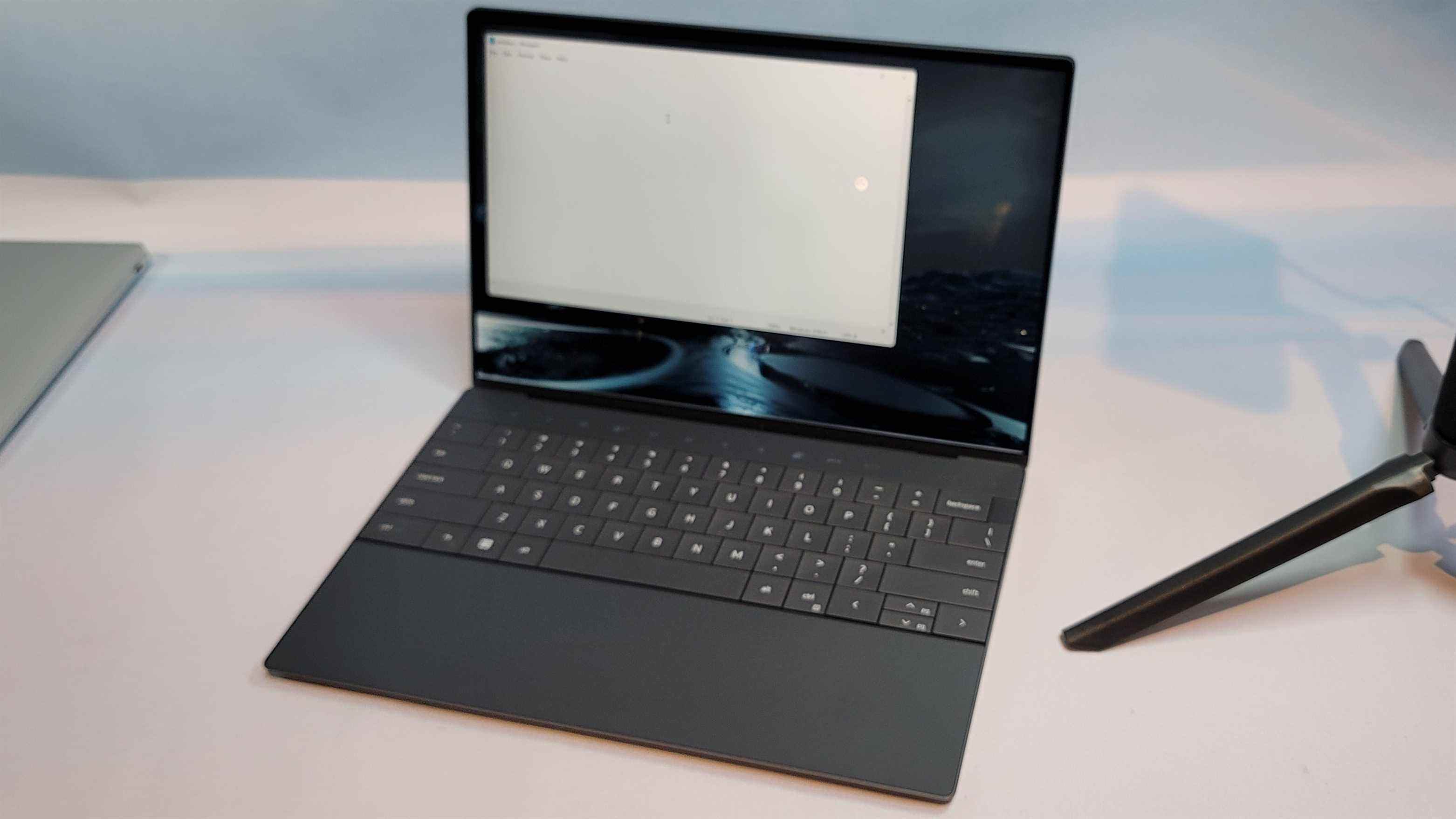 Dell XPS 13 Plus sur une table blanche