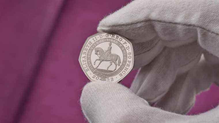 La Monnaie royale dévoile une pièce commémorative de la reine à cheval pour le jubilé de platine