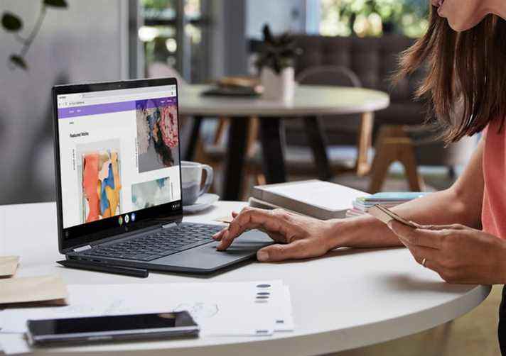 Une femme utilise le trackpad sur un Chromebook 3 HP Elite Dragonfly. 