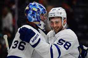 L'attaquant des Maple Leafs Michael Bunting embrasse le gardien Jack Campbell.  Bunting est une autre signature formidable et à faible coût des Leafs.  USA AUJOURD'HUI