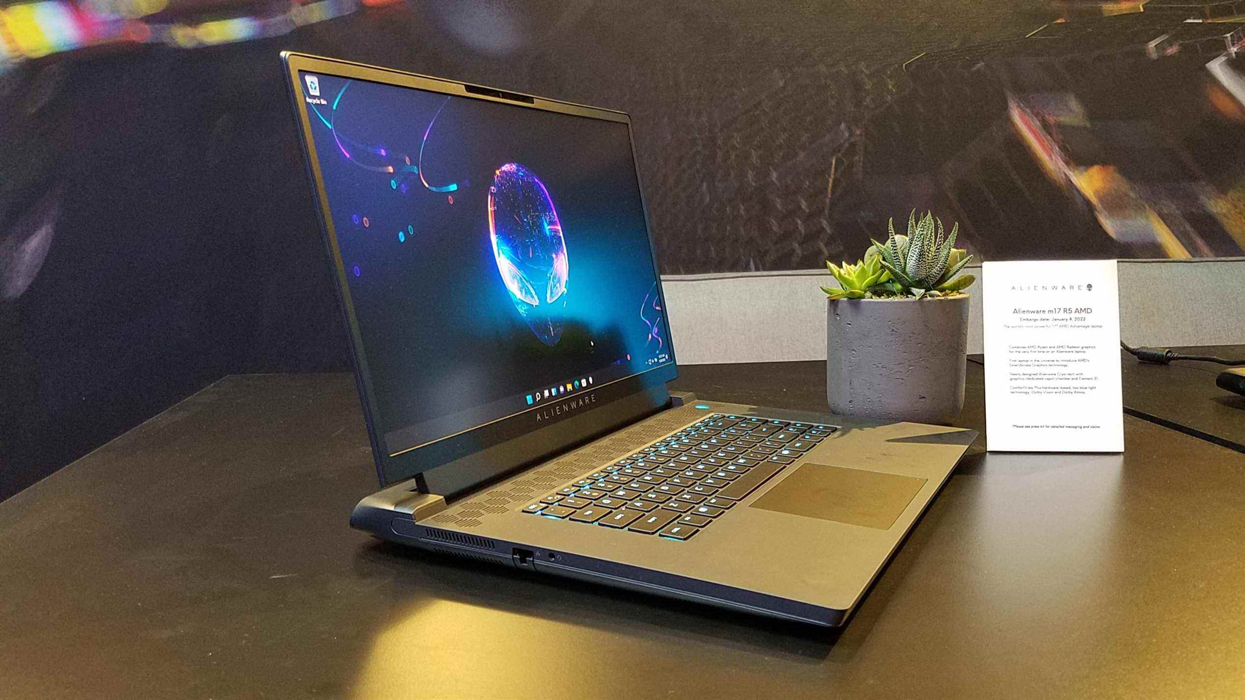 Côté Alienware m17 R5 Ryzen Edition