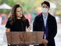 Le premier ministre Justin Trudeau et la vice-première ministre et ministre des Finances Chrystia Freeland participent à une conférence de presse à Ottawa le 21 octobre 2021. 