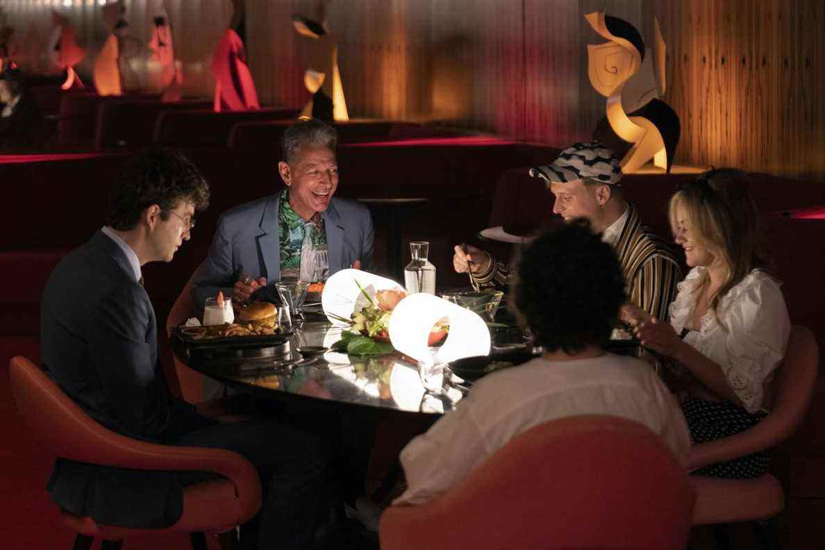 Jeff Goldblum et le casting de Search Party dans une image fixe de la saison 5