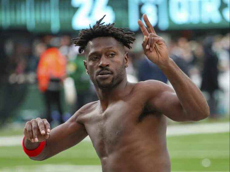 Les Bucs libèrent Antonio Brown;  le récepteur affiche les textes avec l’équipe, les informations bancaires