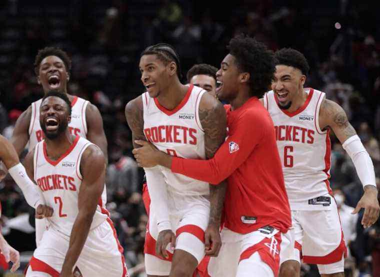 L’annonceur des Wizards s’excuse après avoir été arraché pour un commentaire sur le défunt père de la star des Rockets