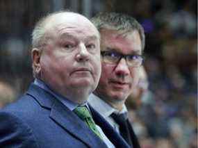 L'entraîneur-chef Bruce Boudreau (à gauche, avec l'entraîneur adjoint Scott Walker) dit qu'il partage la frustration de ses joueurs de ne pas pouvoir jouer samedi.