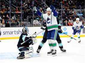 Tanner Pearson des Canucks de Vancouver célèbre un but de son coéquipier Conor Garland (pas sur la photo) lors de la troisième période de leur dernier match, une victoire de 5-2 sur l'hôte Seattle Kraken samedi dernier.