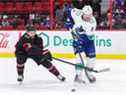 OTTAWA, ONTARIO - 1ER DÉCEMBRE : Artem Zub #2 des Sénateurs d'Ottawa contrôle JT Miller #9 des Canucks de Vancouver alors qu'il tentait de jouer la rondelle pendant la première période au Centre Canadian Tire le 1er décembre 2021 à Ottawa, Ontario.