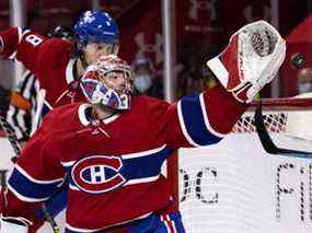 Le gardien des Canadiens Carey Price ne peut atteindre la rondelle alors que le défenseur Ben Chiarot se dirige vers le fond du filet lors du match no 4 contre les Jets de Winnipeg à Montréal le 7 juin 2021, en séries éliminatoires de la LNH.