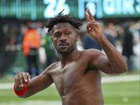 Le receveur large des Tampa Bay Buccaneers Antonio Brown fait signe à la foule alors qu'il quitte le terrain alors que l'offensive de son équipe était sur le terrain contre les Jets de New York au cours du troisième quart d'un match de football de la NFL le dimanche 2 janvier 2022, à East Rutherford, New Jersey