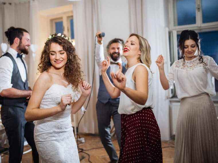 DEMANDEZ À AMY : Singleton fait la danse du poulet au mariage