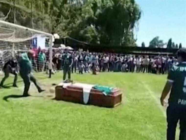 Un joueur de football mort dans un cercueil marque un but pour le plus grand plaisir des fans chiliens