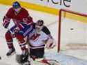 Mathieu Darche des Canadiens de Montréal filme Martin Brodeur des Devils du New Jersey alors que le tir de Lars Eller trouve le filet au Centre Bell à Montréal le 17 décembre 2011.