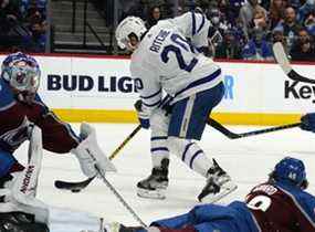 L'ailier des Maple Leafs Nick Ritchie s'apprête à repousser un tir contre le gardien de but de l'Avalanche du Colorado Pavel Francouz le samedi 8 janvier 2022, à Denver.  (PA)